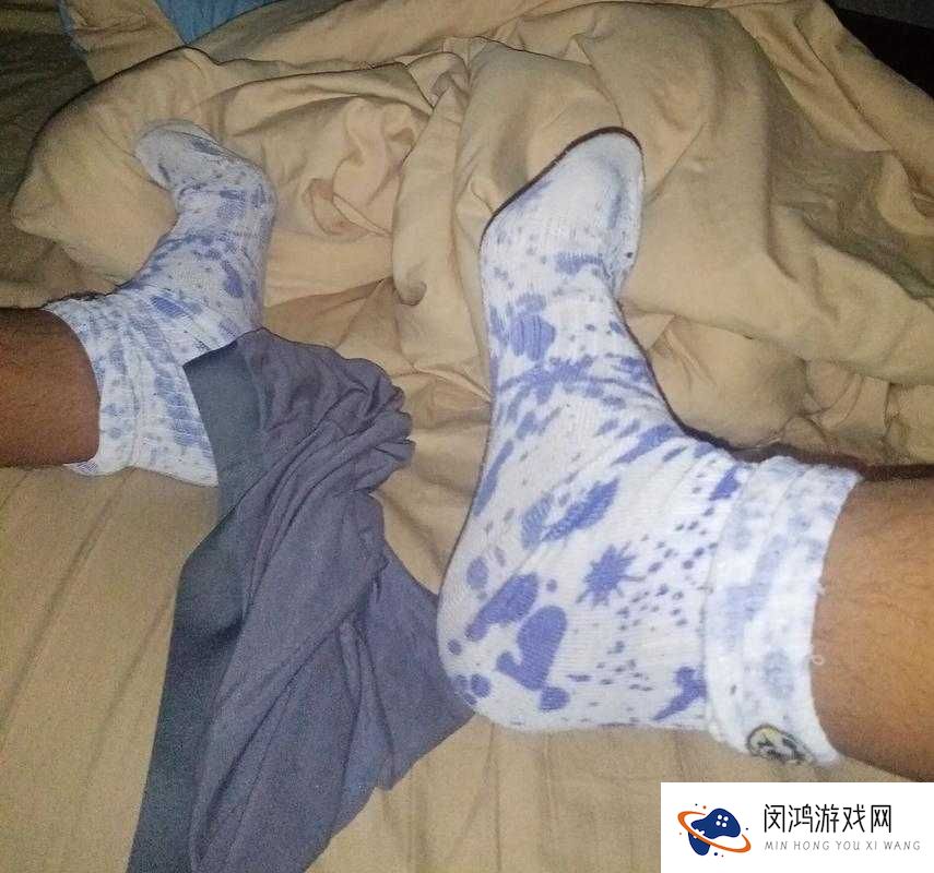 揭秘男生被绑尿囗图片背后的真相:网友热议与法律警示