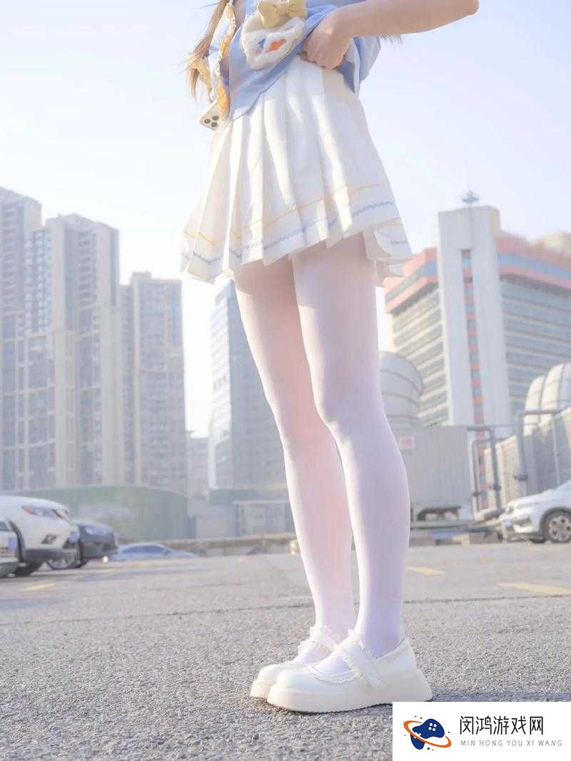 白丝裤袜校服露内写真:清纯与诱惑的完美结合,你能抵挡得住吗?
