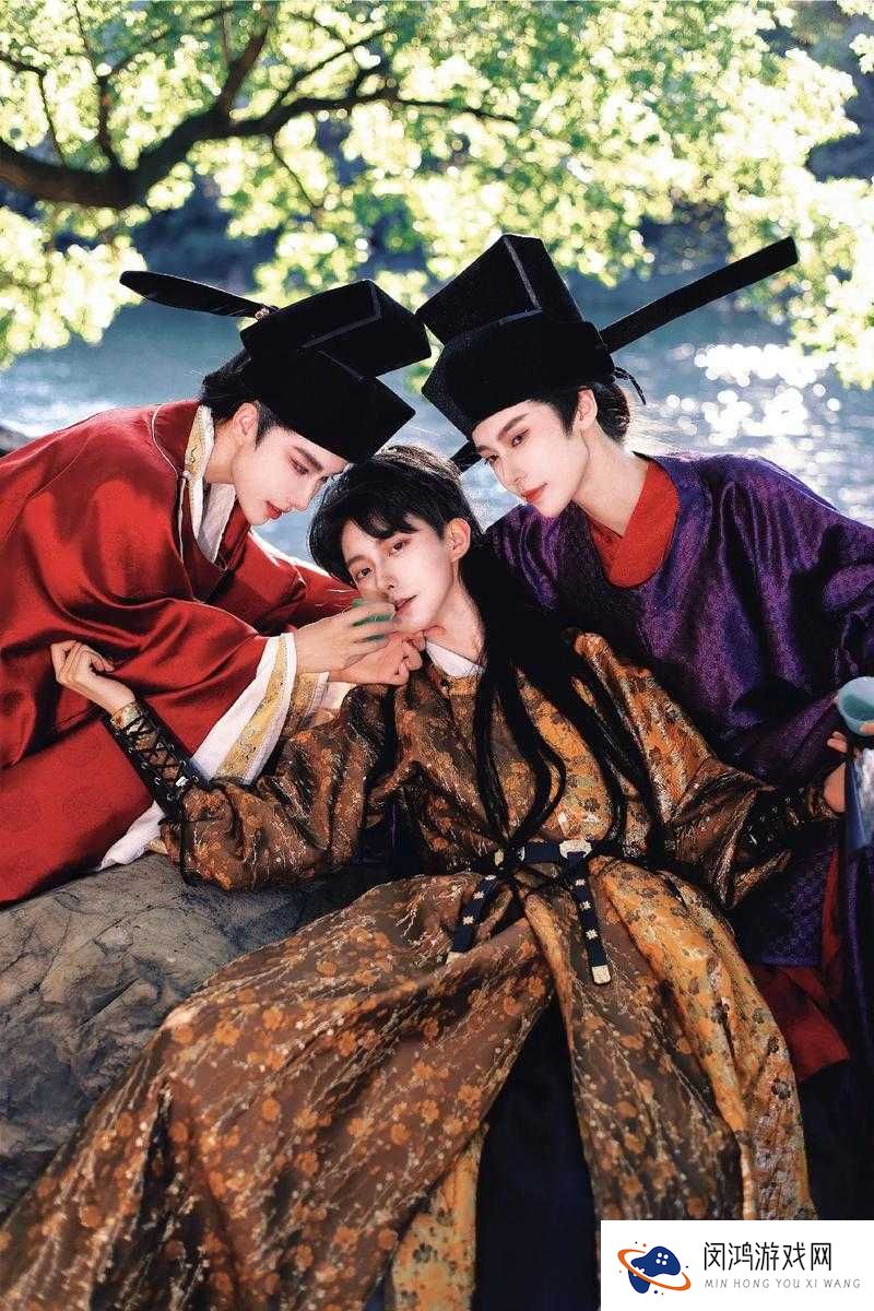 右相和左相一起淦皇上,如此惊爆剧情究竟会引发怎样的故事?