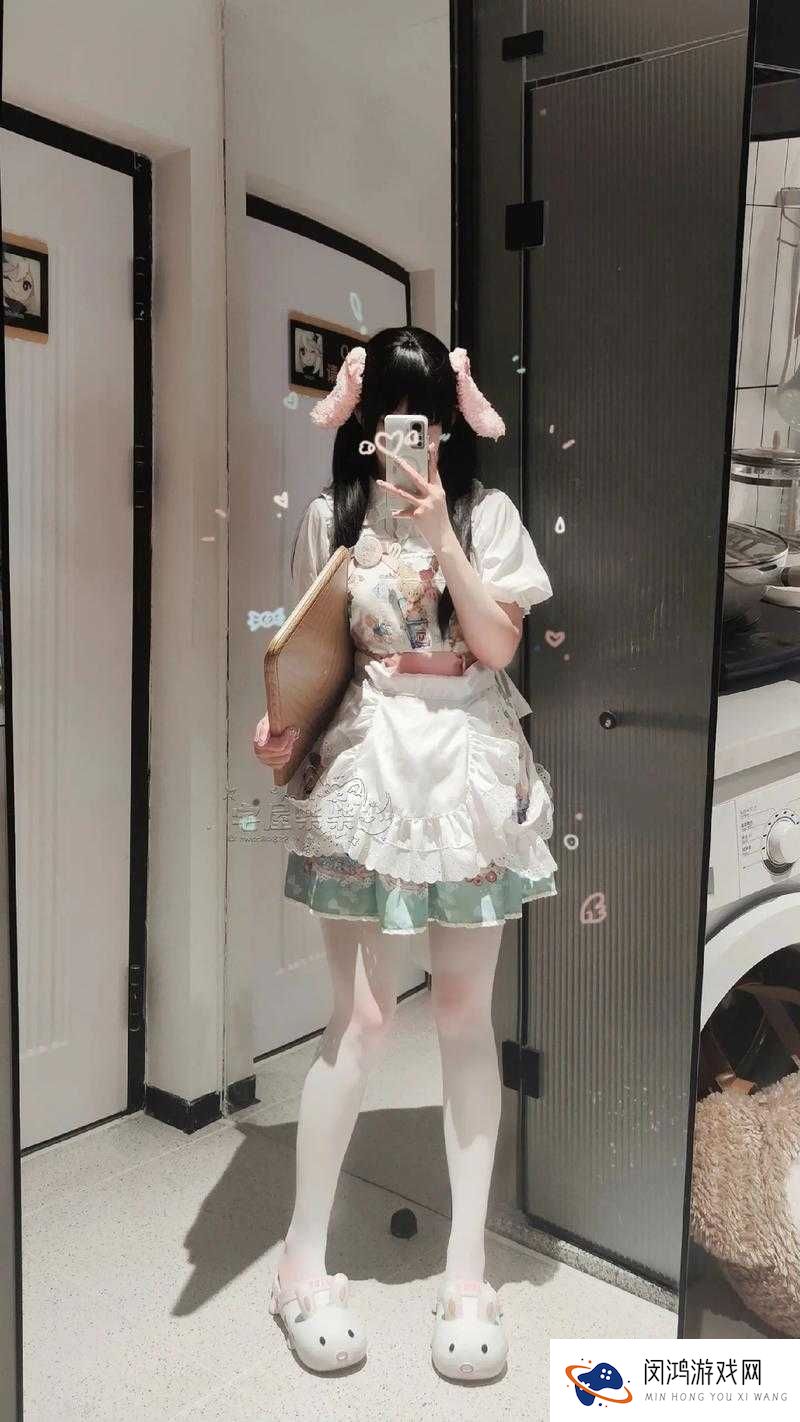 18岁那年，洛丽塔校服下的秘密：开腿白丝缠绕的禁忌初恋