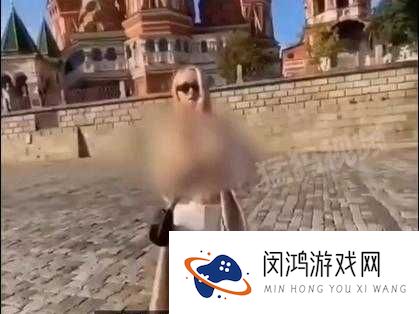 美女裸露双乳奶头夹腿亲亲的瞬间，网友热议：真实情感还是炒作？