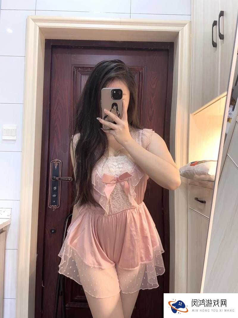 她下面湿漉漉的，我把手伸进去会怎么样？